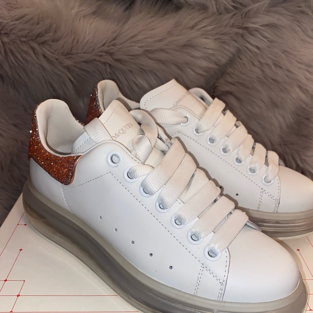 💥FLASH SALE💥 Alexander McQueen
Larry Bubble Sole Glitter Leather Sneaker